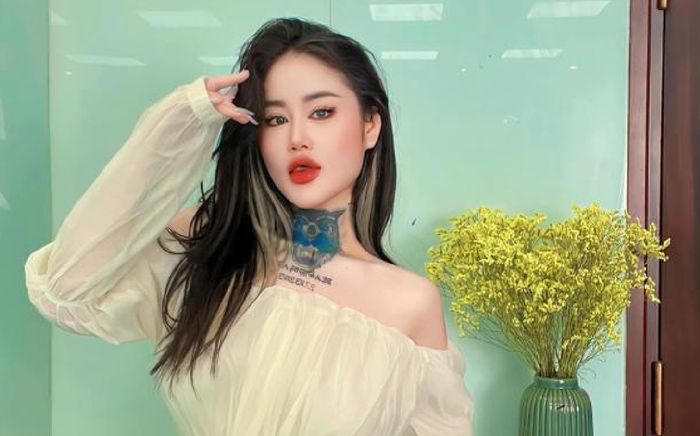 'Hotgirl bể cá' Ngân Baby tiếp tục là nạn nhân mua vui phản cảm: Bị xô xuống cả hồ nước!