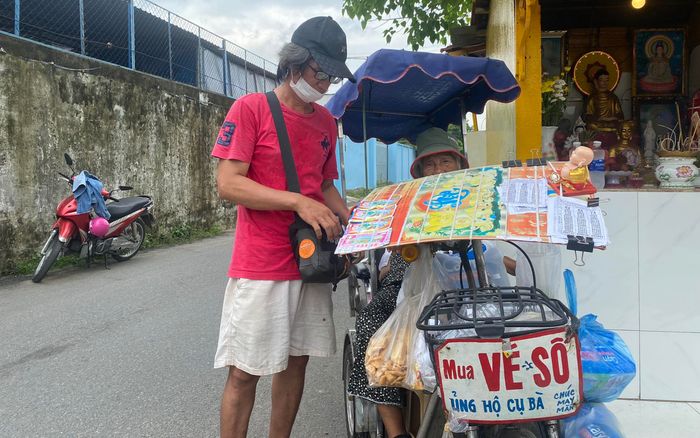 Người đàn ông nuôi mẹ của bạn thân ở TP Thủ Đức: Đút ăn, thay tã, tắm rửa không ngại việc gì