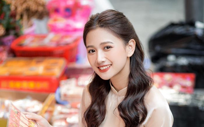 Soi 'info' nữ chính của loạt MV triệu view trên Youtube, danh tính tưởng lạ hóa ra quen thuộc
