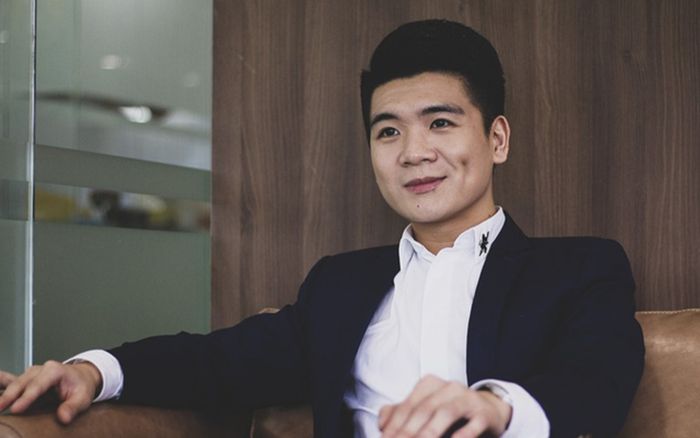 Cậu cả nhà bầu Hiển trao ánh mắt trìu mến cho người đặc biệt ở sân bóng