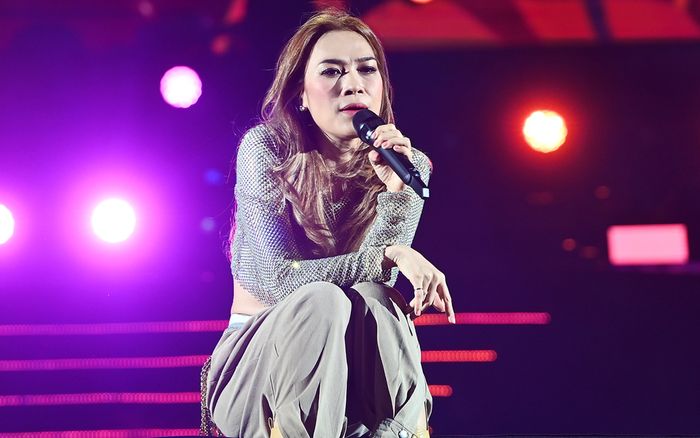 Đang hát bỗng nhặt được đồ trên sân khấu, Mỹ Tâm xử lý ra sao?