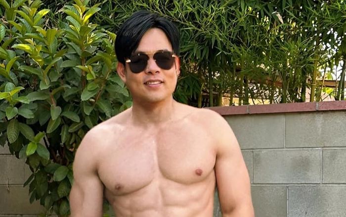 Quang Lê khiến netizen 'lóa mắt' với body săn chắc nổi rõ cơ cuồn cuộn