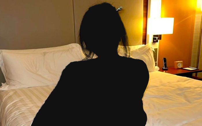 Nữ ca sĩ đứng trước nguy cơ bị điều tra vì hành động phản cảm lúc trình diễn