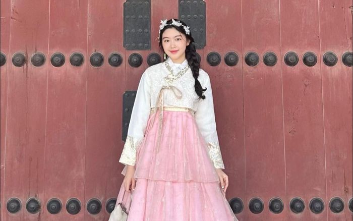 Lọ Lem nhà Quyền Linh diện Hanbok đẹp tựa công chúa, chẳng kém các Idol xứ Hàn