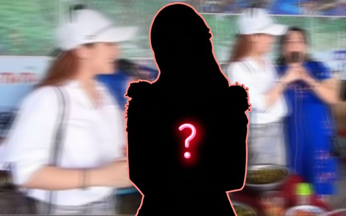 Nữ ca sĩ hát giao lưu cùng khán giả bằng loa di động cực ngọt: Chẳng ai xa lạ!