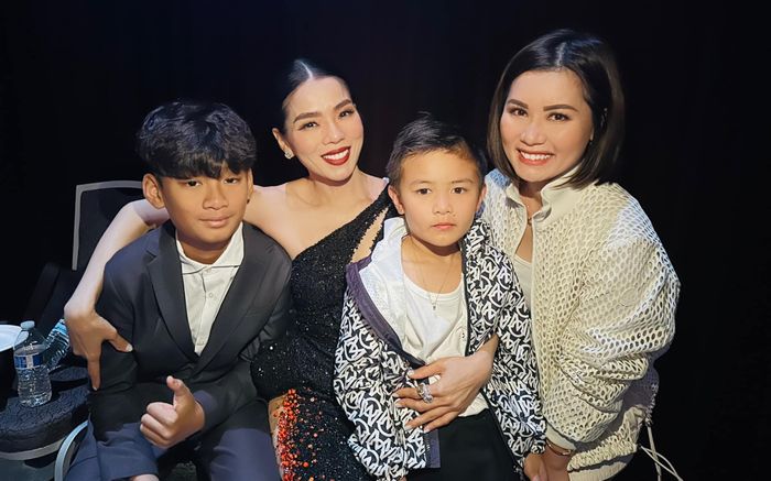 Nhóc tỳ gây choáng 'choáng' khi xuất hiện cùng cả showbiz Việt, thân thế không vừa