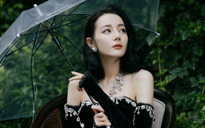 Sự nghiệp của Địch Lệ Nhiệt Ba đang nằm trong tay của sao nam này