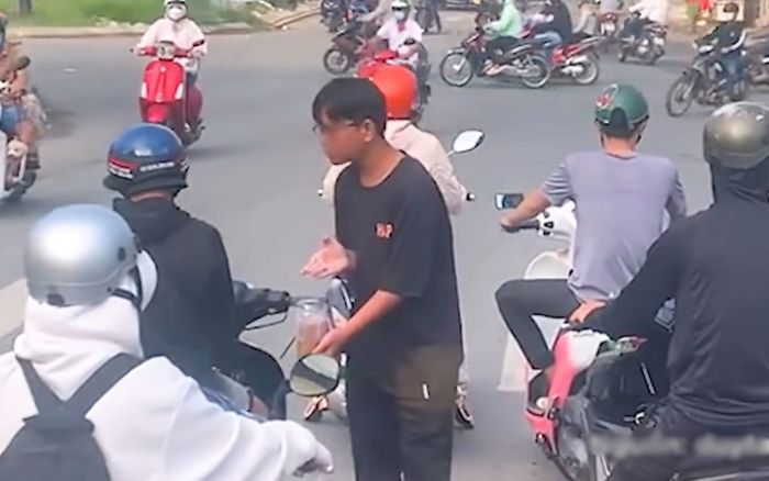 Chàng trai cầm ly nước mời khách chờ đèn đỏ: Mấy ai dám gạt đi sĩ diện như em