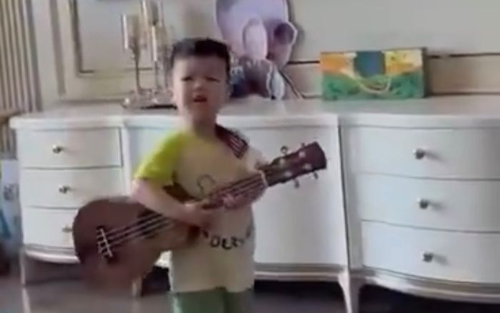 Quý tử nhà Bằng Kiều đích thị là 'big fan' của Trizzie Phương Trinh