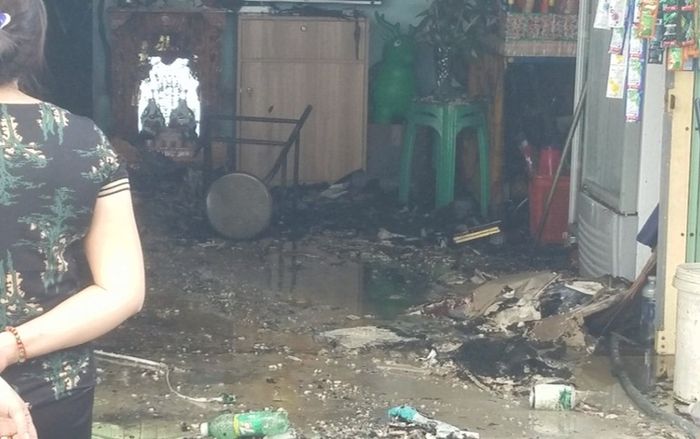 Ngôi nhà bất ngờ bốc cháy sau khi một người đàn ông cố thủ bên trong