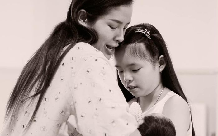 Gia đình Phương Trinh Jolie 'đảo lộn' sinh hoạt sau khi có quý tử