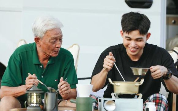 Hé lộ cuộc gọi của Jun Phạm với bố trước khi qua đời khiến netizen 'cay khóe mắt'