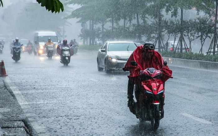 Dự báo chiều tối nay, Bắc Bộ và Nam Bộ đều sẽ đón mưa rất to