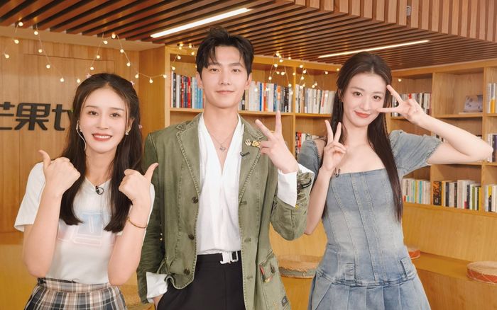 Vương Sở Nhiên lép vế khi đứng cạnh nữ MC, đừng đi bài 'tiểu Lưu Diệc Phi' nữa!