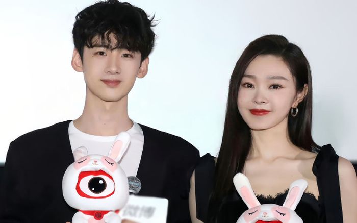 Bạch Kính Đình và Tống Dật chính thức công khai con trai, fan tràn vào chúc mừng