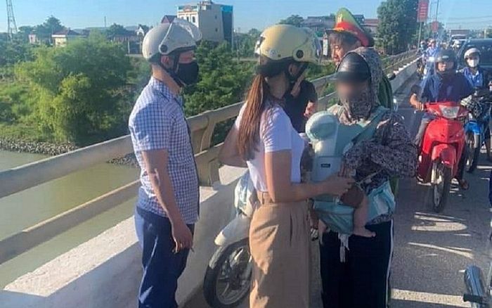 Trầm cảm sau sinh, mẹ địu con 4 tháng lên cầu định làm điều dại dột và cái kết