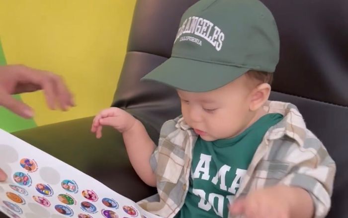 Vợ Tây Bùi Tiến Dũng rèn luyện cho quý tử thói quen đọc sách từ còn nhỏ