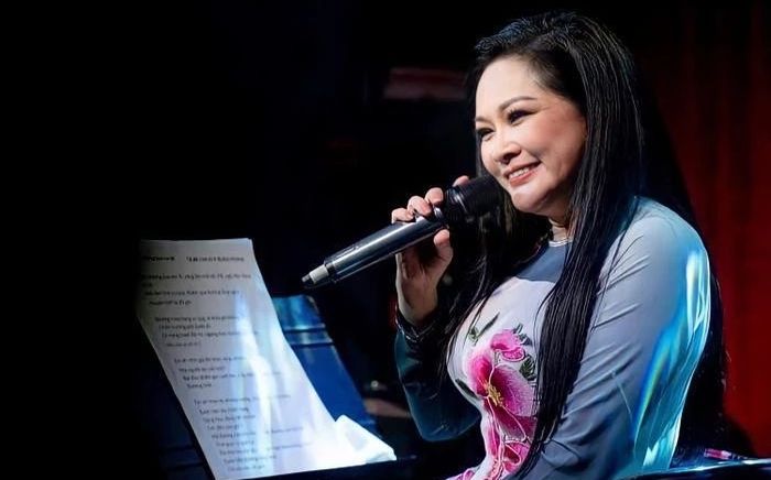 Hát ca khúc nổi tiếng, Như Quỳnh khiến chiếc micro trên tay bỗng 'tàng hình'