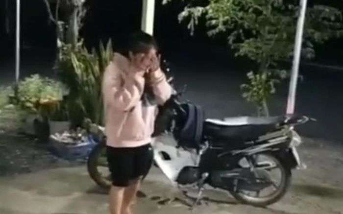 Cô gái bật khóc vì bị cướp đạp ngã xe trên đường về dự đám tang người thân
