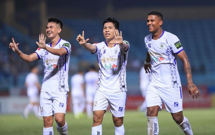 Văn Lâm nhận 4 bàn thua, Hà Nội FC bắt kịp đội bóng của Quang Hải