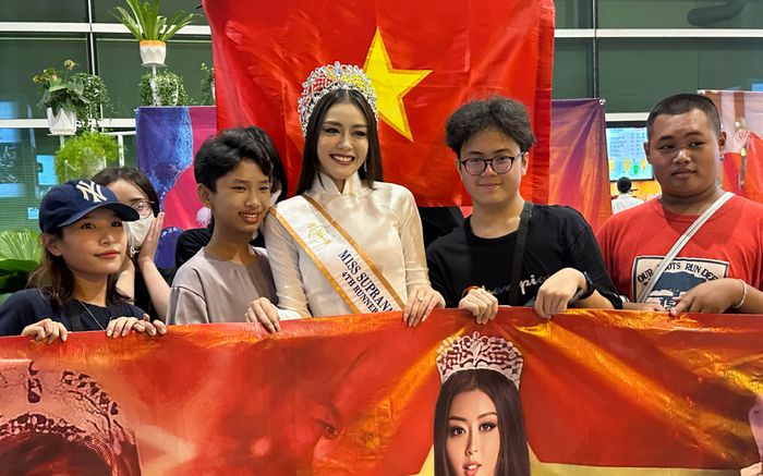 Khi đi bị hất hủi, ai dè lúc về Thanh Ngân được fan nâng niu nhờ ẵm vương miện