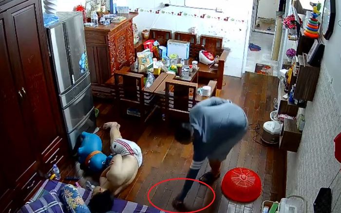 Chủ nhà ngủ say như chết, gã đàn ông ghé thăm rồi tiện tay lấy đi thứ quan trọng