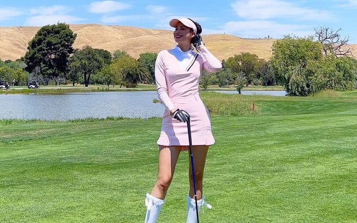 Đăng ảnh đi đánh golf, Phạm Hương khoe 'cặp kiếm Nhật' vạn người mê
