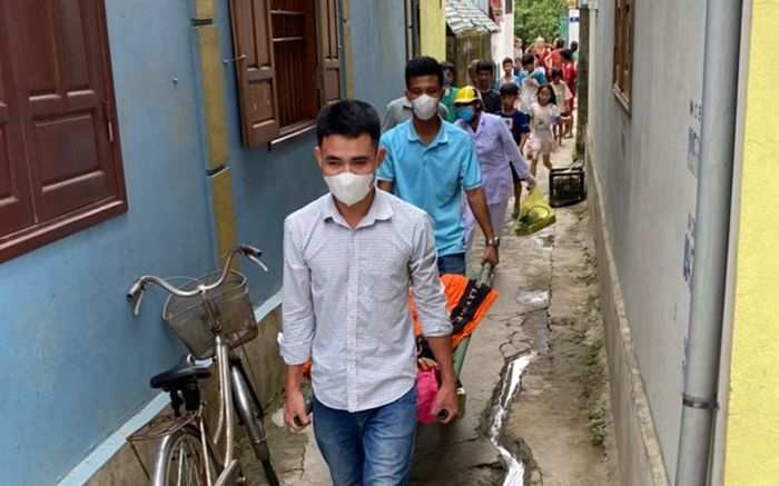 Túng quẫn vì nghèo khó, mẹ vừa sinh con liền quấn bao tải bỏ ở chợ và cái kết
