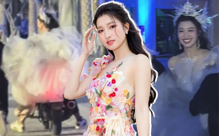 Diện váy cồng kềnh, Phương Nhi được hộ tống bằng xe máy lên sân khấu