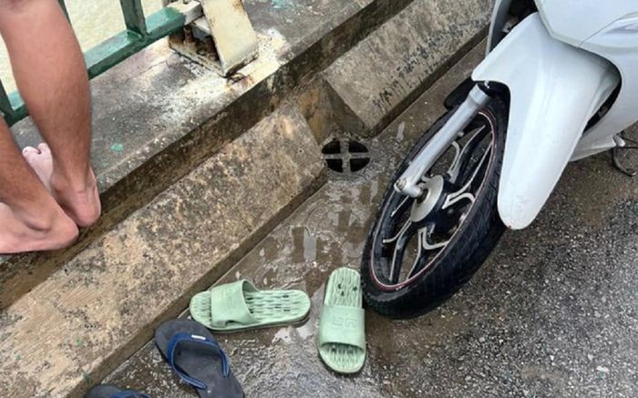 Vừa đi xe máy lên cầu, mẹ chết điếng trước hành động chớp nhoáng của con trai