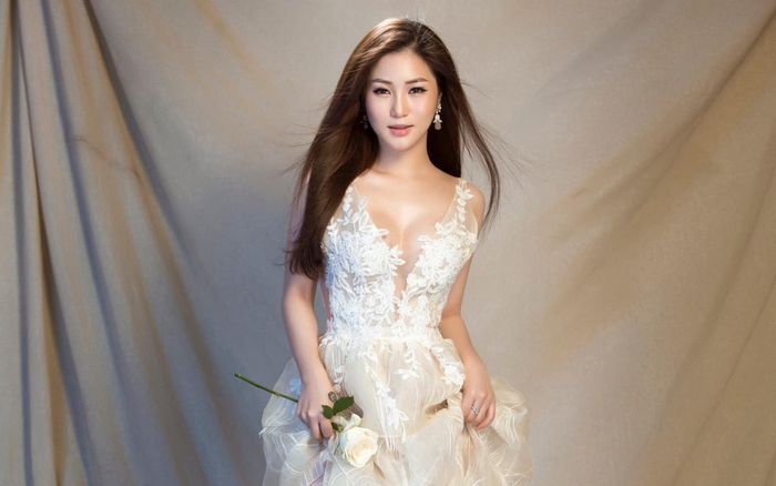 Hương Tràm lên tiếng về tin đồn sang Mỹ sinh con