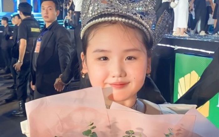 Em gái Hoa hậu Ý Nhi 10 tuổi hoạt ngôn, đối đáp như 'bà cụ non'