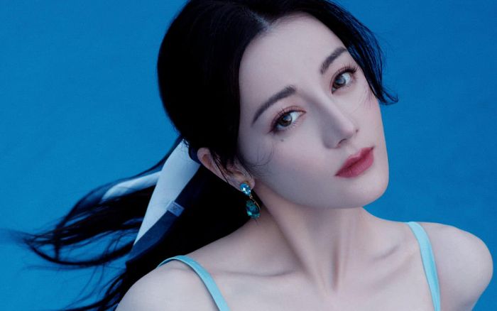 Địch Lệ Nhiệt Ba bất ngờ bị thương giữa lùm xùm phim flop