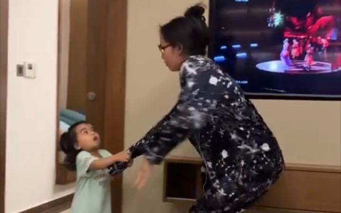 Con gái Võ Hạ Trâm 'khóc thét' với màn lầy lội có một không hai của mẹ