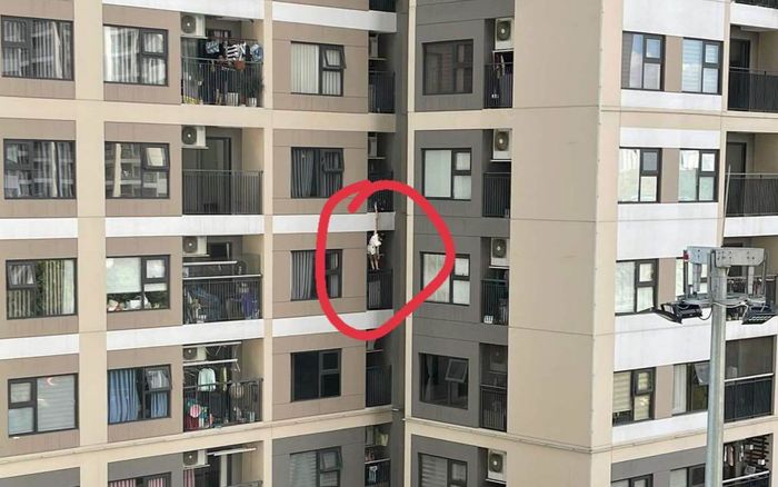 Cô gái lơ lửng ở lan can chung cư cao tầng tại Hà Nội khiến nhiều người thót tim