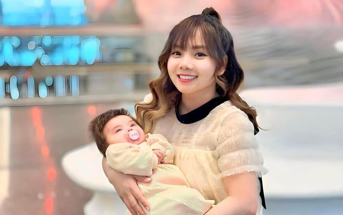 Múi xù và Bi Bảo khoe niềm hạnh phúc bên cô công chúa nhỏ Mật Ong