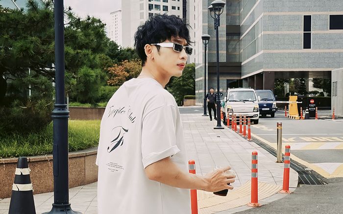 Tuấn Trần xả kho loạt ảnh lịch lãm ở Hàn Quốc khiến fan nữ 'xỉu up xỉu down'