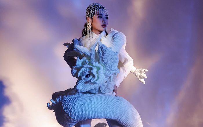 Mẫu nhí Bảo Hà gây choáng khi diện thiết kế nặng hơn 15kg