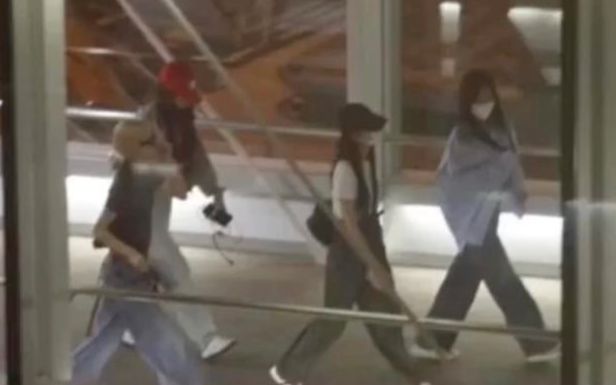 Các thành viên BLACKPINK có mặt ở Hà Nội trong sự chào đón của 'biển người'