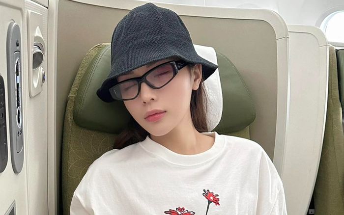 Hoa hậu Kỳ Duyên khoe da mịn như 'trứng gà bóc' trên máy bay