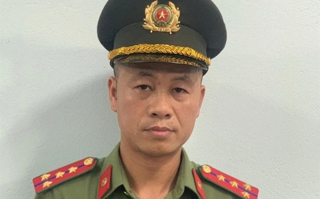 Đại úy Công an lao mình xuống hồ cứu sống cháu bé 8 tuổi bị đuối nước