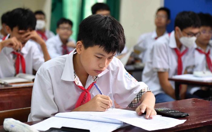 Điểm chuẩn xét tuyển vào lớp 10 trường công lập và các lớp chuyên tại Hà Nội tăng mạnh