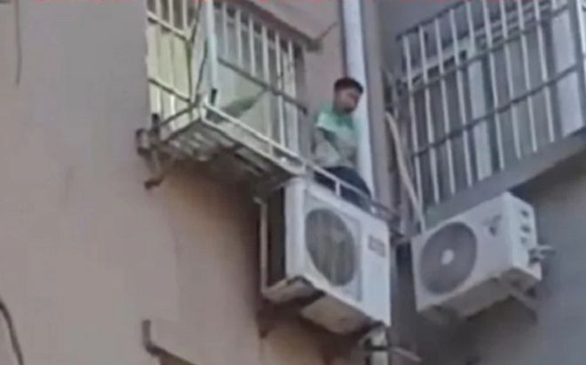 Đau lòng cảnh bé trai cầu xin mẹ đừng đánh rồi nhảy từ tầng 5 xuống đất