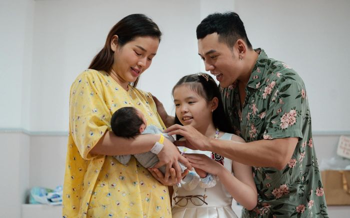 Phương Trinh Jolie khoe khoảnh khắc hạnh phúc sau hạ sinh quý tử, bé Mia ra dáng chị hai