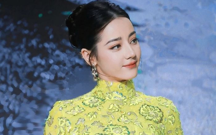 Không phải Hoàng Cảnh Du, Địch Lệ Nhiệt Ba công khai tán tỉnh sao nam này