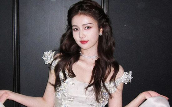 Bạch Lộc bị chê vì thói quen lườm người khác