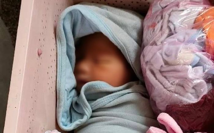 Người dân phát hiện bé trai sơ sinh bị bỏ rơi trên đường ở Thủ Đức