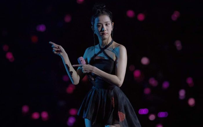Khán giả quyết tâm 'hơn thua' với Jisoo đến cùng trong concert tại Hà Nội