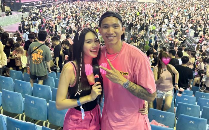 Nhan sắc xinh đẹp của Doãn Hải My khi cùng Đoàn Văn Hậu xem BLACKPINK biểu diễn