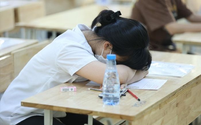 33.000 HS Hà Nội trượt lớp 10 công lập, cha mẹ chạy đôn chạy đáo ở cổng trường tư